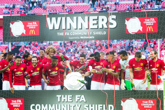 Manchester Uniteds spelare firar