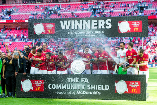 Manchester Uniteds spelare firar