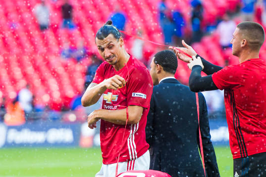 Manchester Uniteds Zlatan Ibrahimovic plockar bort konfetti