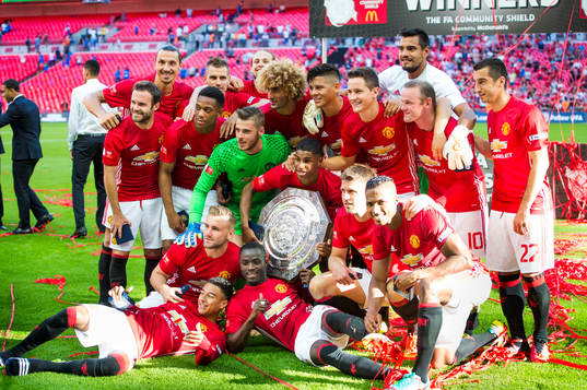 Manchester Uniteds spelare firar