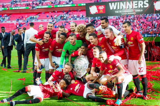 Manchester Uniteds spelare firar