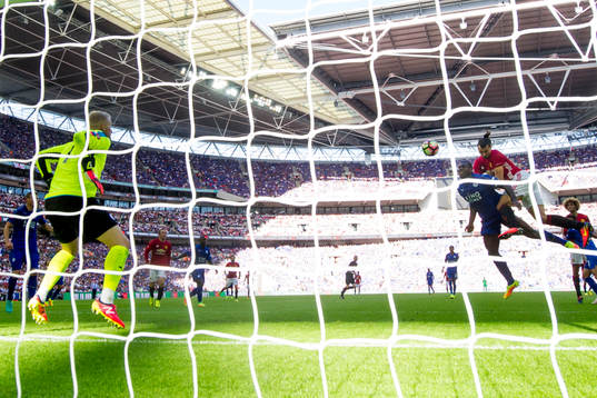 Manchester Uniteds Zlatan Ibrahimovic gör 1-2 på