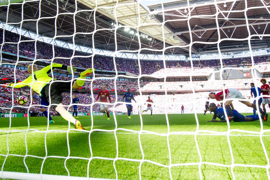 Manchester Uniteds Zlatan Ibrahimovic gör 1-2 på