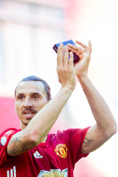 Manchester Uniteds Zlatan Ibrahimovic tackar publiken