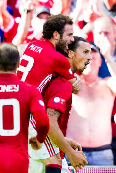 Manchester Uniteds Zlatan Ibrahimovic jublar med Juan Mata