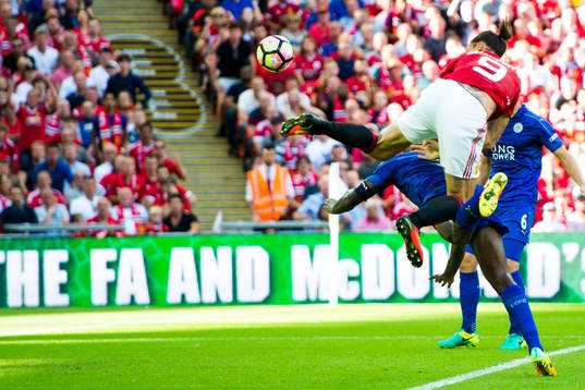 Manchester Uniteds Zlatan Ibrahimovic gör 1-2