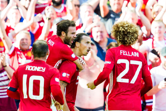 Manchester Uniteds Zlatan Ibrahimovic jublar med Juan Mata