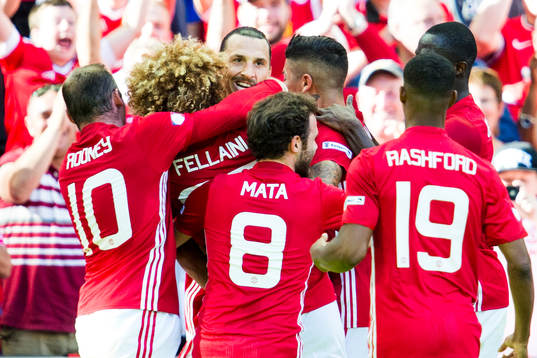 Manchester Uniteds Zlatan Ibrahimovic jublar med