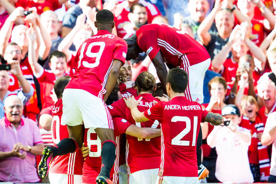Manchester Uniteds Zlatan Ibrahimovic jublar med