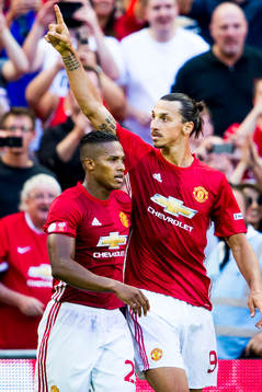 Manchester Uniteds Zlatan Ibrahimovic jublar med Antonio