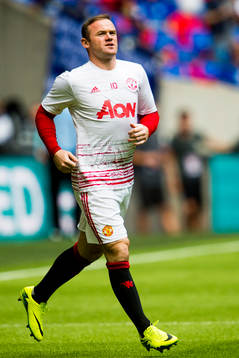 Manchester Uniteds Wayne Rooney kommer ut till uppvärmning