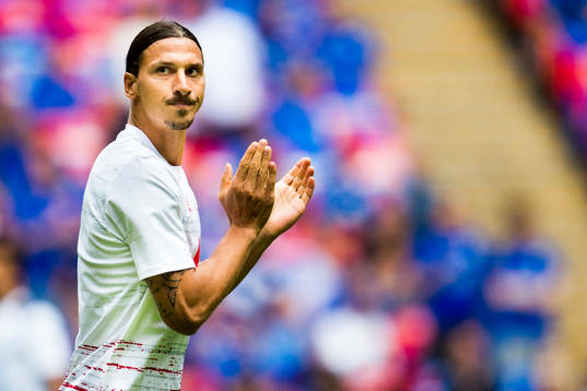 Manchester Uniteds Zlatan Ibrahimovic kommer ut till