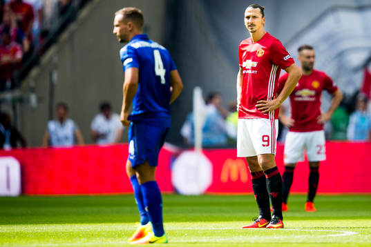 Manchester Uniteds Zlatan Ibrahimovic väntar på avspark i