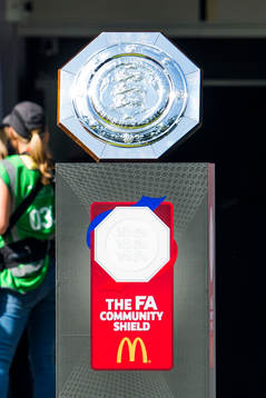 Pokalen för Community Shield före fotbollsmatchen