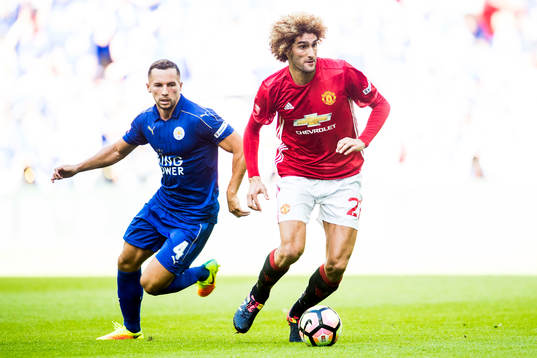Manchester Uniteds Marouane Fellaini jagas av Leicester