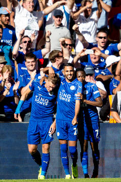 Leicester Citys Jamie Vardy kramas om av Riyad Mahrez och