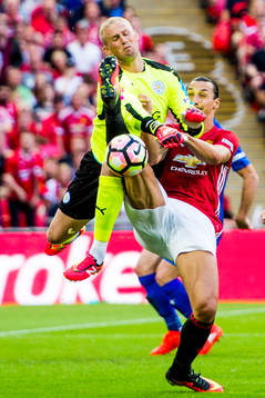 Manchester Uniteds Zlatan Ibrahimovic i kamp om bollen med