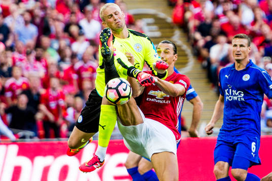 Manchester Uniteds Zlatan Ibrahimovic i kamp om bollen med
