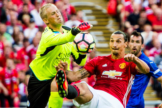 Manchester Uniteds Zlatan Ibrahimovic i kamp om bollen med