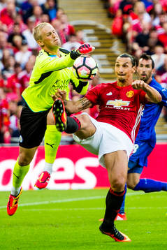 Manchester Uniteds Zlatan Ibrahimovic i kamp om bollen med