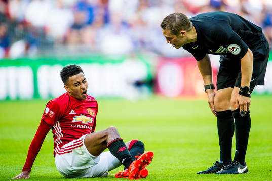 Manchester Uniteds Jesse Lingard i samtal med domare Craig