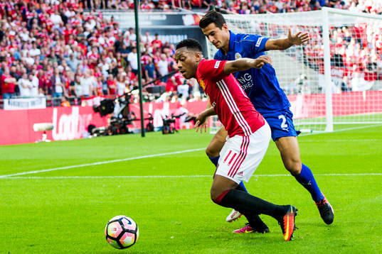 Manchester Uniteds Anthony Martial och Leicester Citys Luis