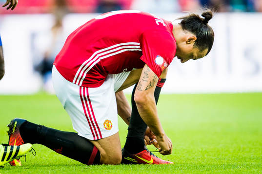 Manchester Uniteds Zlatan Ibrahimovic knyter skorna