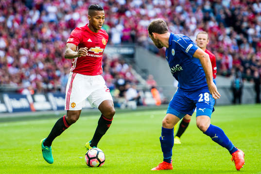 Manchester Uniteds Antonio Valencia utmanar Leicester Citys