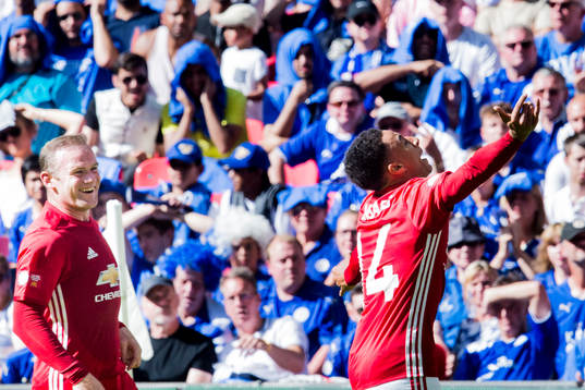 Manchester Uniteds Jesse Lingard jublar med Wayne Rooney