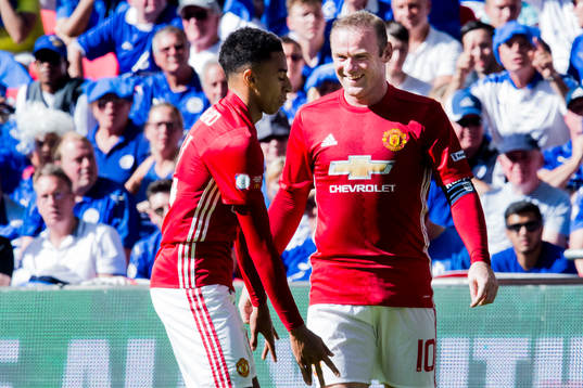 Manchester Uniteds Jesse Lingard jublar med Wayne Rooney