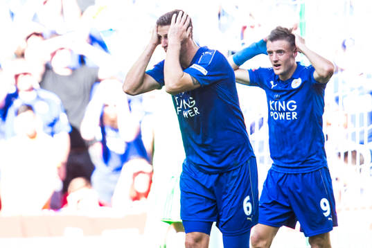 Leicester Citys Robert Huth och Jamie Vardy deppar