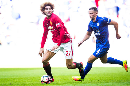 Manchester Uniteds Marouane Fellaini och Leicester Citys