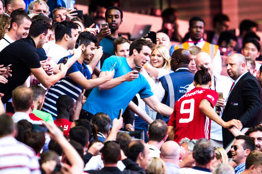 Manchester Uniteds Zlatan Ibrahimovic tar sig upp genom