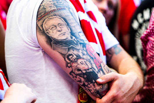En Manchester United supporter med tatuering