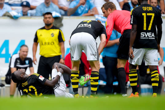 s Patrick Kpozo har ont och tvingas byta