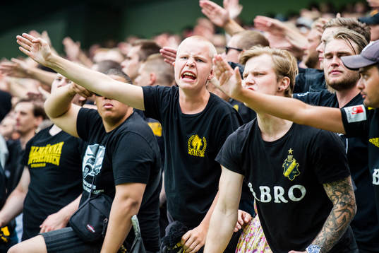 s supportrar på läktaren