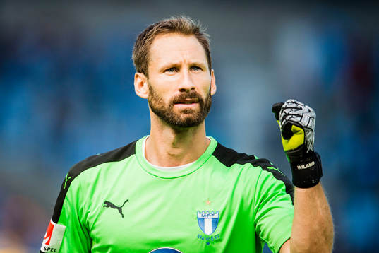 Malmö FFs målvakt Johan Wiland tackar publiken