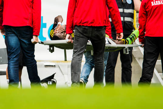 s Patrick Kpozo bärs ut på bår