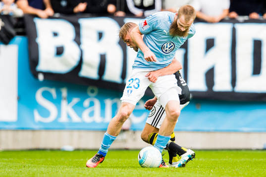 s Daniel Sundgren och Malmö FFs Jo Inge Berget i duell