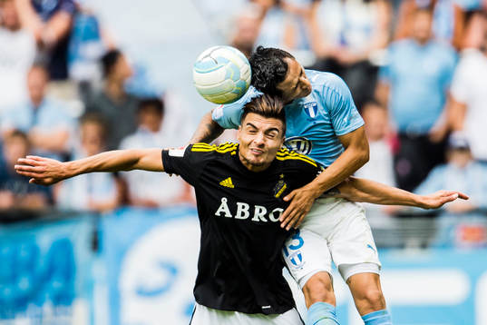 s Ahmed Yasin i nickduell med Malmö FFs Yoshimar Yotún