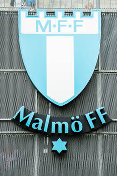 Skylt med Malmö FFs loggaunder fotbollsmatchen i