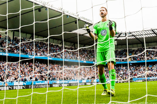 Malmö FFs målvakt Johan Wiland jublar mot publiken