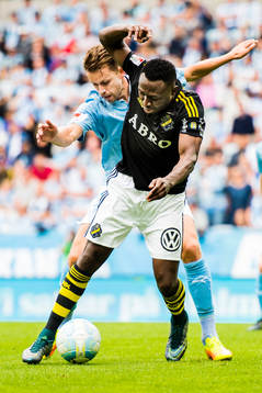 s Chinedu Ogbuke Obasi och Malmö FFs Kari Arnason i duell