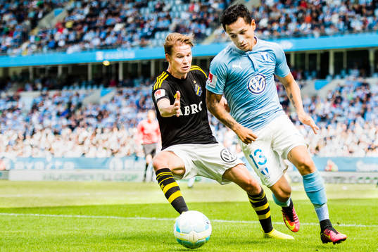 s Johan Blomberg och Malmö FFs Yoshimar Yotún i närkamp