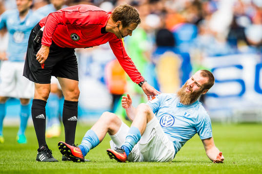 Domaren Markus Strömbergsson i dikussion med Malmö FFs Jo