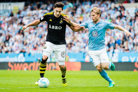 s Stefan Ishizaki och Malmö FFs Oscar Lewicki i duell om