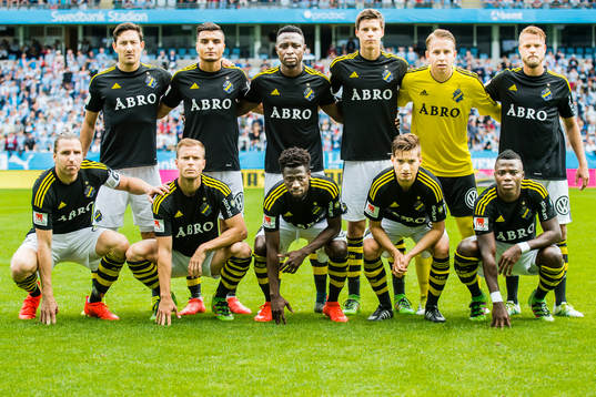 s spelare ställer upp på gruppbild