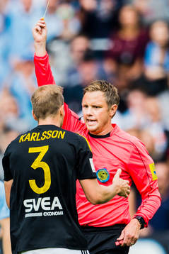 s Per Karlsson (ryggen åt kameran) i diskussion med