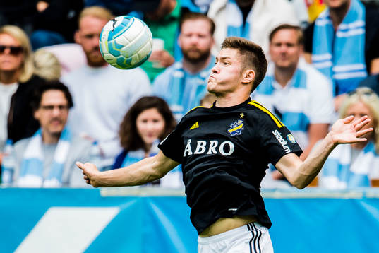 s Haukur Heidar Hauksson plockar ner bollen på bröstet