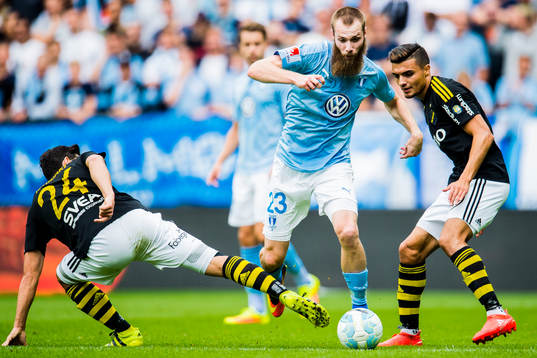 s Stefan Ishizaki (v) och Ahmed Yasin (h) försöker stoppa